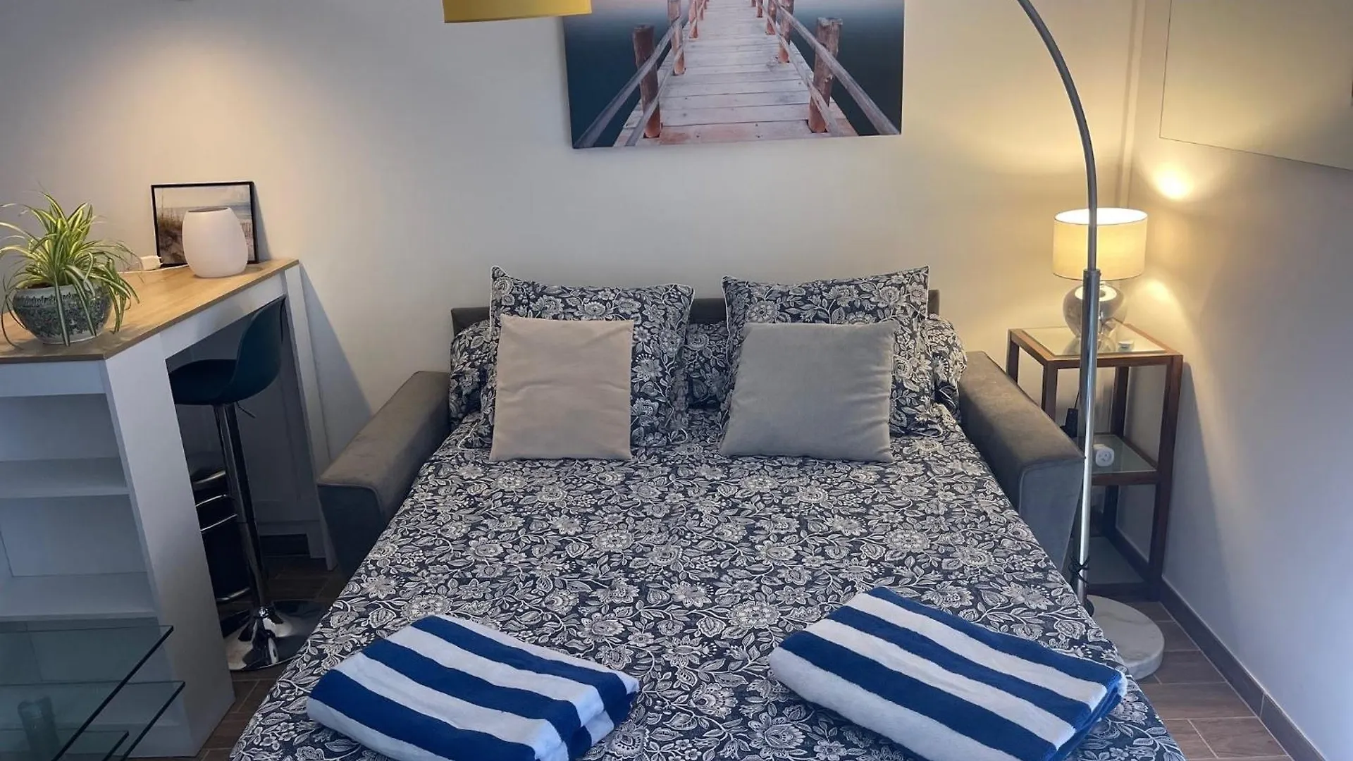 Joli Studio Vue Mer, Piscine, Tennis, Parking contacts
