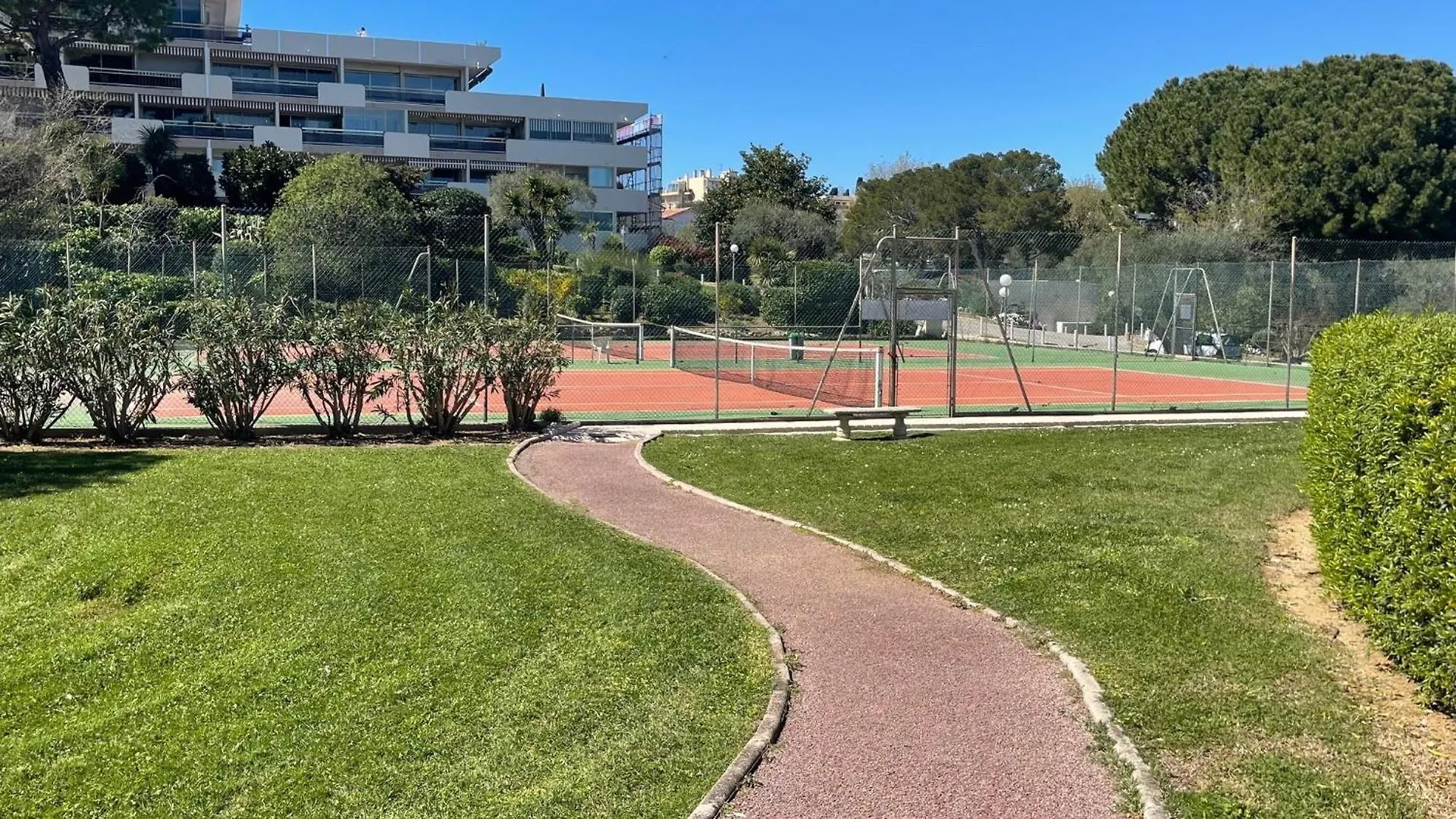 Joli Studio Vue Mer, Piscine, Tennis, Parking Antibes 0*,  France